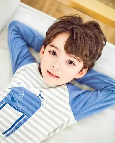 韩国5岁混血男孩因太帅迷倒无数人,网友:还是混血基因好