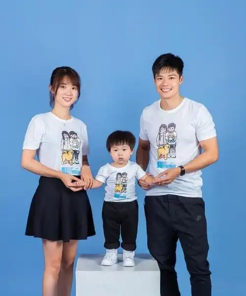 苏炳添妻子上热搜颜值出众引人关注其穿搭简单显气质值得借鉴