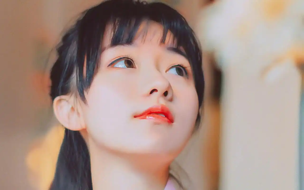甜美大眼马尾美少女高清桌面壁纸