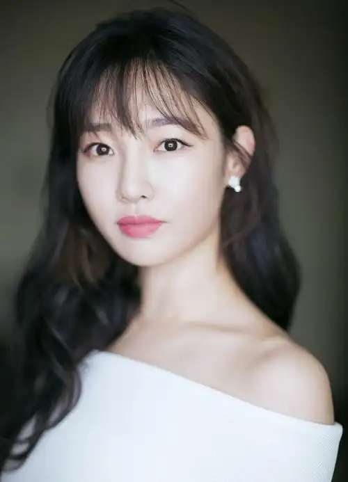 白百何现身活动现场,面色红润心情好,目光下移却看到了不该看的