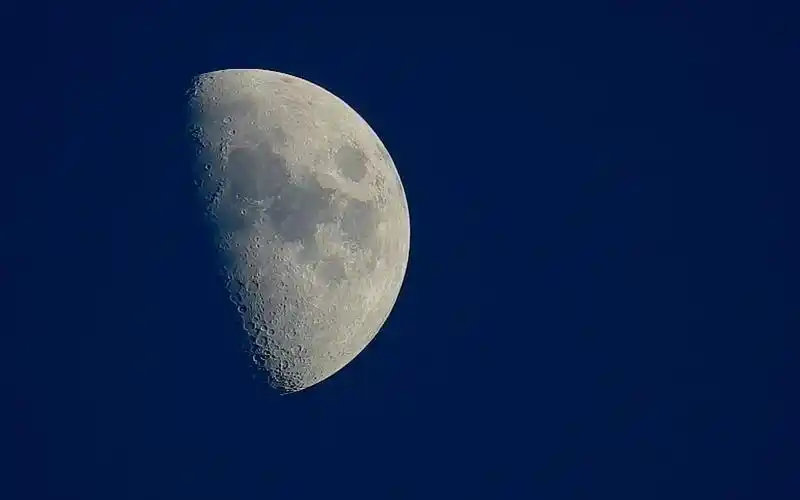 f913唯美月色月景夜空一轮弯月月球表面特写月牙上升中国风led视频