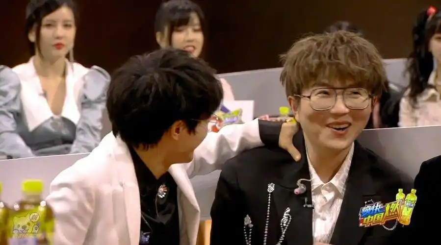 毛不易周深互相祝福新年~_手机新浪网