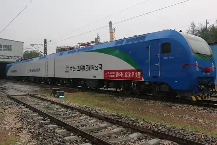 首列神华号十二轴交流电力机车上线包神铁路