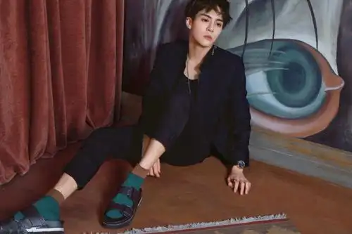 曾舜晞身穿最新复古西装 彰显王子般高贵气质