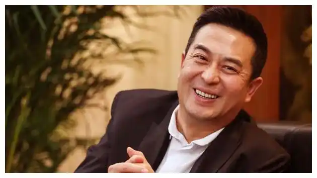 张嘉译演蜗居后瞬间空降在演艺的高山上实力派老戏骨