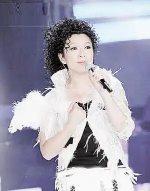 她凭一首歌走红25年,婚姻失败患抑郁差点自杀,至今单身不敢再爱