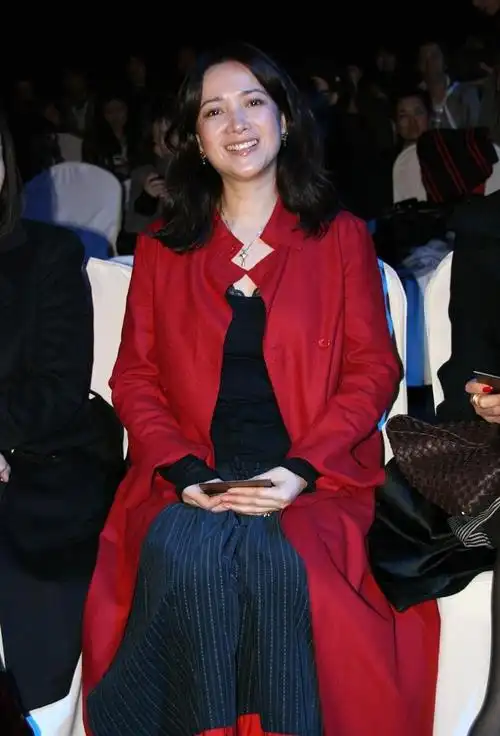 57岁何晴五官真实自然,黑发淡妆穿简约装,奶奶年纪更显成熟范