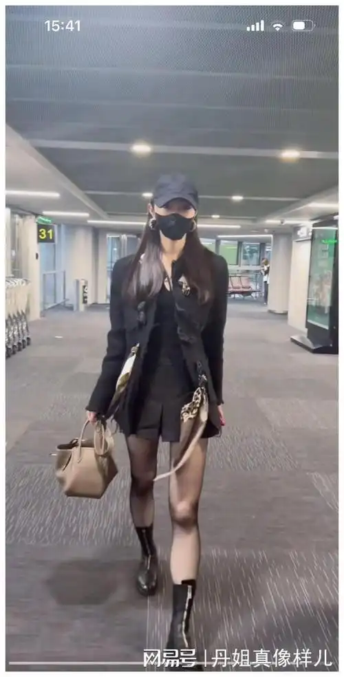 宋轶这裤子小了一码紧贴着腿出汗多后更粘着了网友太尴尬啦