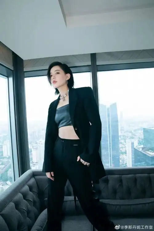 短发女孩李斯丹妮是妥妥的酷女孩,穿搭上偏爱黑色系,几乎不太测验粉嫩