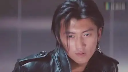 《异灵灵异2002》:谢霆锋这身造型绝了!绝对的杀马特贵族!