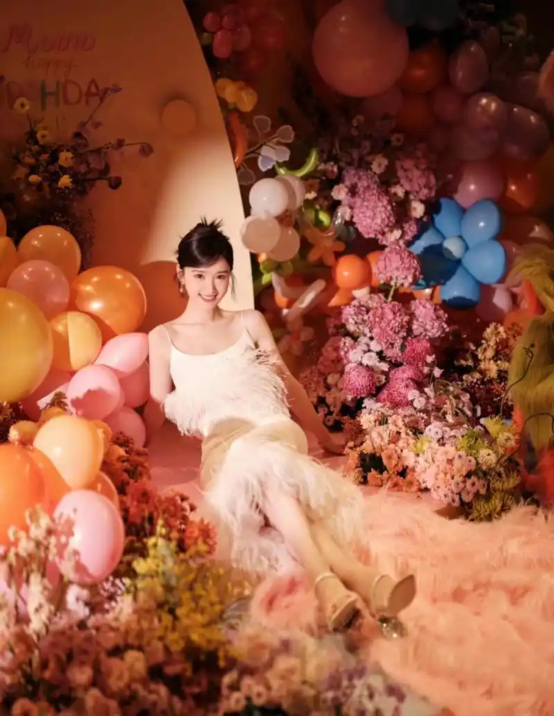 毛晓彤晒35岁生日照,穿白色羽毛边吊带套装裙,恬静又减龄!