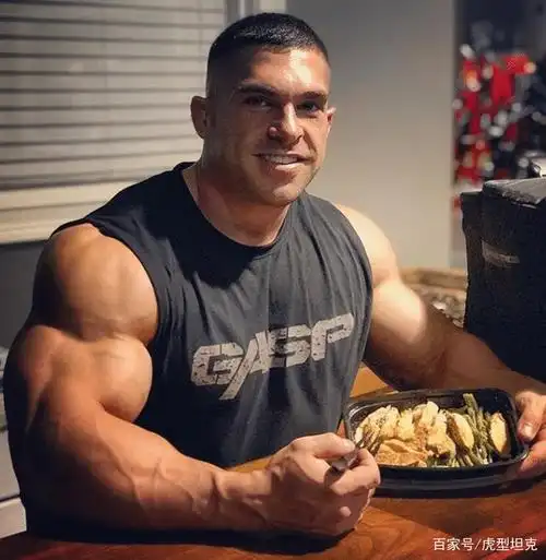 2021年奥林匹亚男子212磅健美冠军德里克·伦斯福德是这个健美赛季