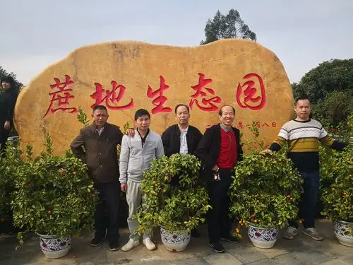 1月12日,李氏兄弟参观高州罗村蔗地公园.李义摄