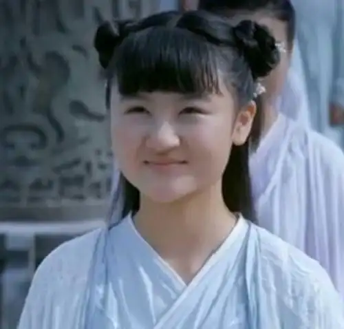 还记得花千骨中的幽若吗如今长发披肩少女感十足