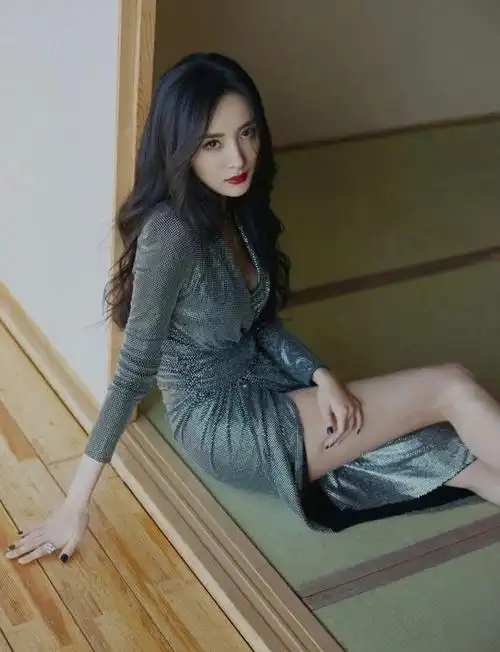 杨幂的穿搭和身材太惊艳了,简单的穿搭就让人眼前一亮插图1