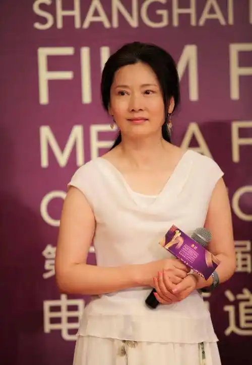 何赛飞时尚犹存老的真实,一身旗袍装时尚万种,天庭饱满一脸福相