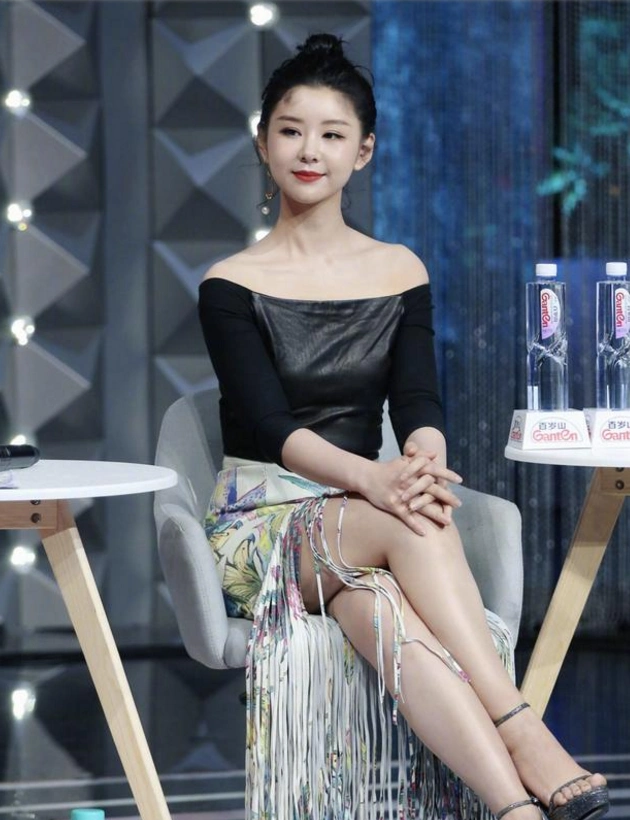 李小萌个子小但敢穿,吊带衫配阔腿裤,"大腹便便"难逃中年发福