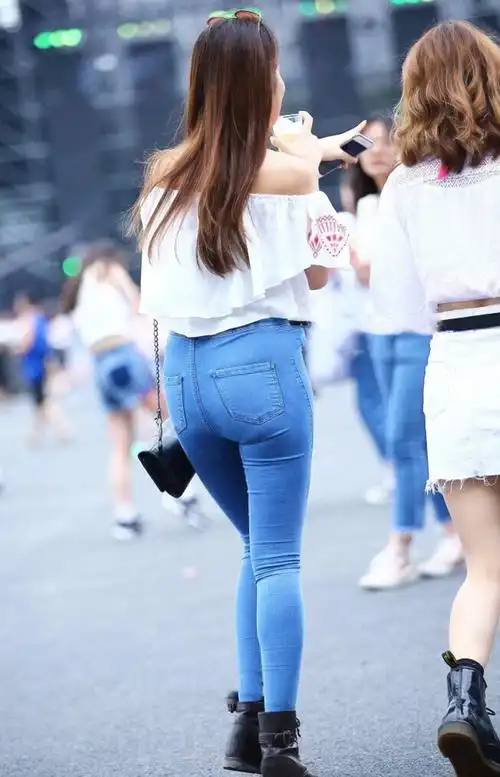 街拍: 蓝色紧身牛仔裤搭配雪纺漏肩上衣, 小姐姐有复古优雅的风范