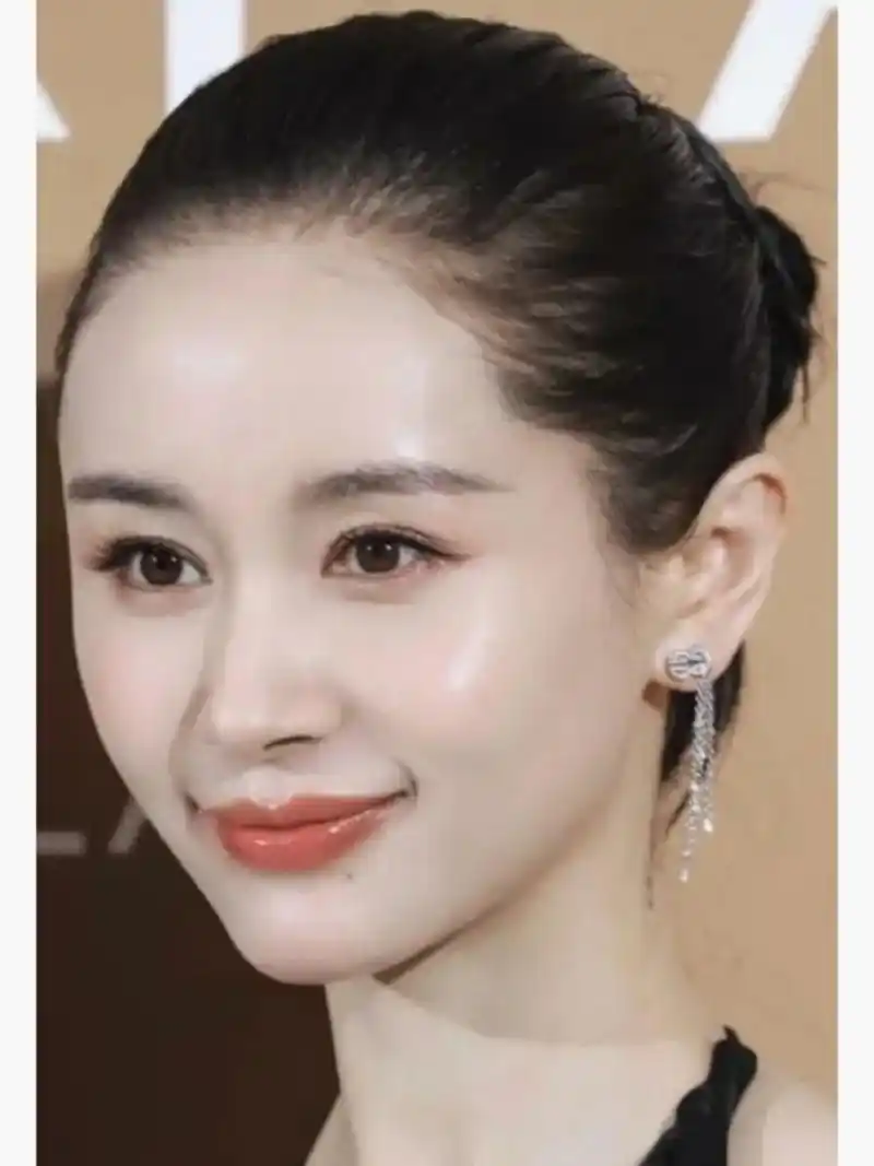 个人感觉王子文好漂亮 虽然是个小个子,但是十分小巧,皮肤也超白超