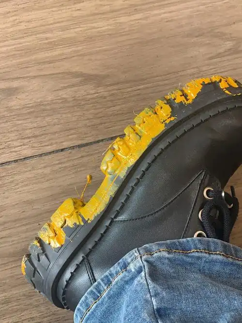 脚踩到油漆了 气死了 根本没看见在哪有油漆 转眼就发现脚上全是 一