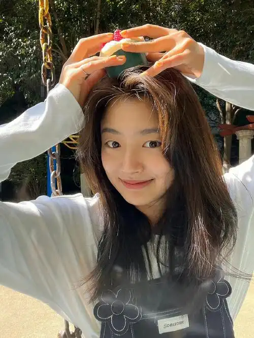 徐若晗关注和颂传媒