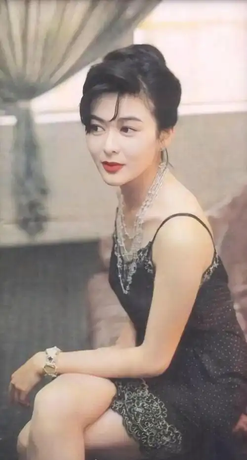 关之琳晒美照引关注,细心网友发现疑似拉链疏忽引发热议