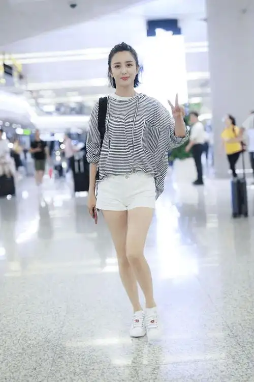 恢复自由的佟丽娅挺高调休闲上衣塞裤子里短裤穿出泳裤即视感