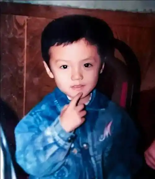 明星小时候照片:何炅搂6岁的张艺兴,胡歌胖嘟嘟,韩庚萌翻网友_章子怡
