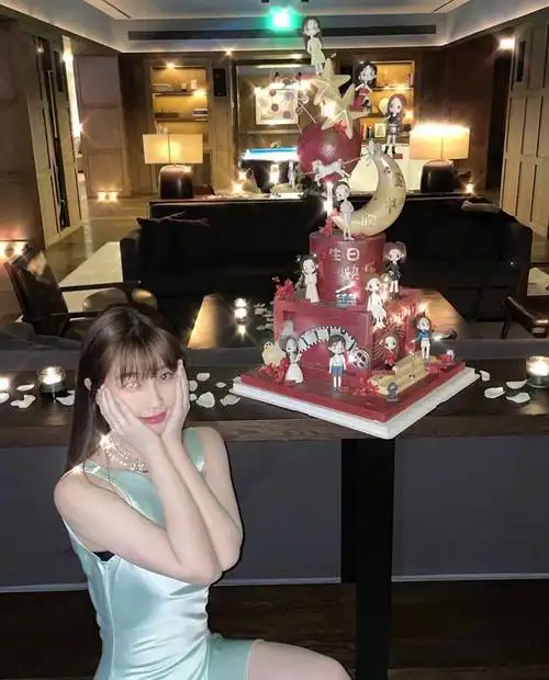 其实在生日当天,虞书欣还有工作在身,所以只能把工作弄完才庆生.