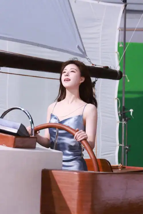 赵露思吊带丝绸裙