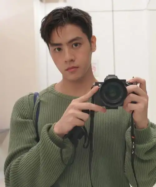 【10款鹅蛋脸适合发型男】专题男生不留"锡纸烫"也很帅,秋季剪这4款