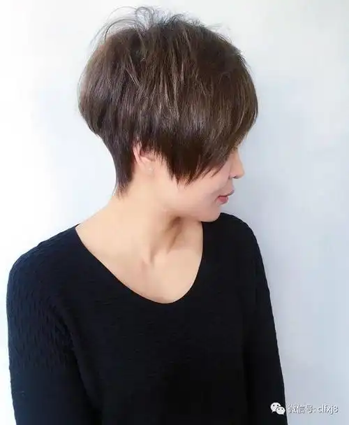 今年流行短发定位烫