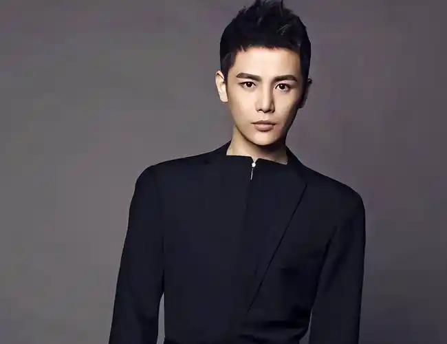 孙坚王霏霏游景德镇被偶遇,男方面部僵化无表情,被疑填充过度_孙坚大