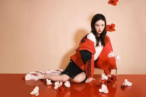 学金晨穿红色系运动装红红火火过大年