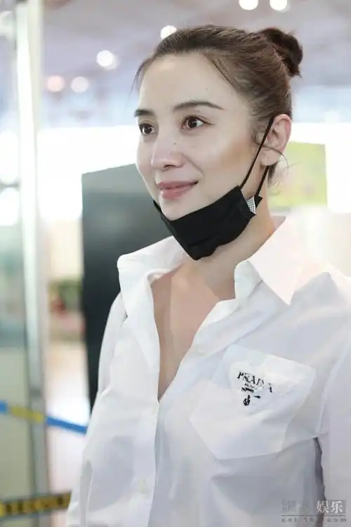 宋佳穿白衬衫扎丸子头利落减龄素颜精致