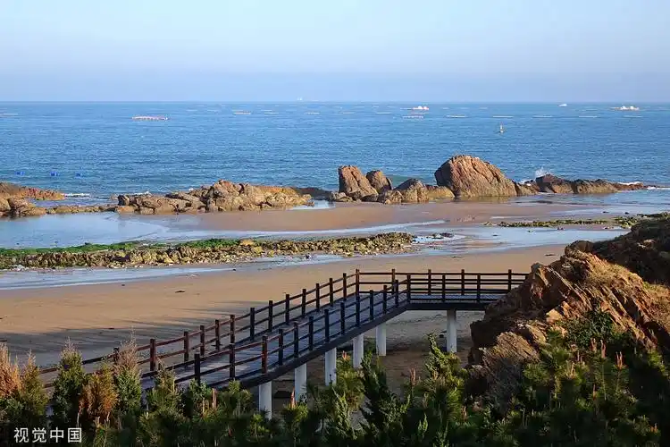 青岛海水湛蓝夏日海滨胜景宜人