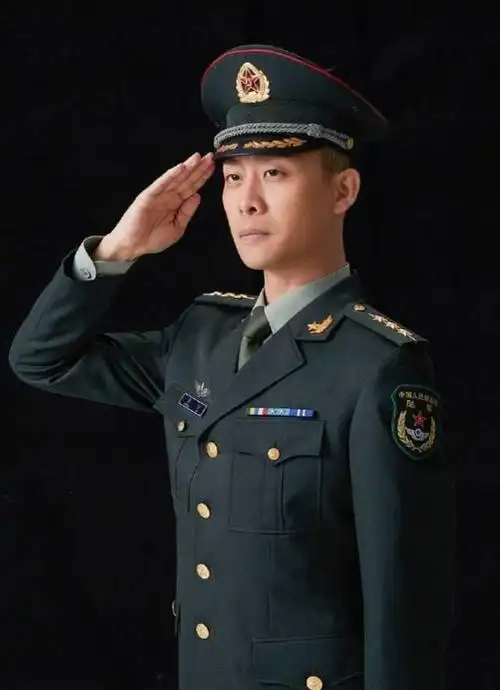 "祝中国人民解放军生日快乐",晒出的军装剧照英姿飒爽,很有军人气派