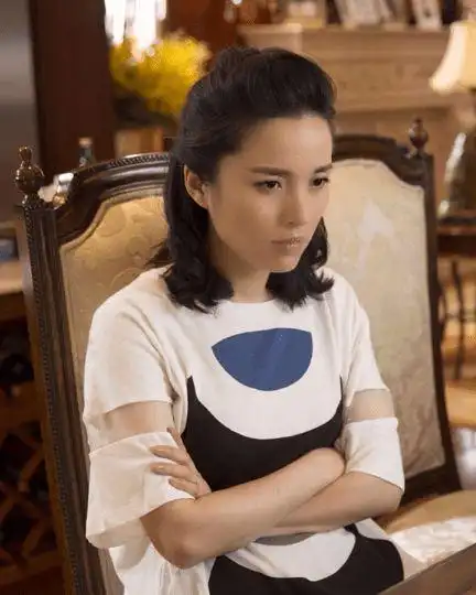 靳东老婆李佳罕晒娃,母子三人牵手画面温馨,昔日影后成全职太太|虎妈