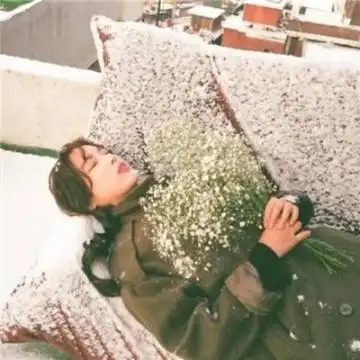 女生手捧满天星头像唯美漂亮2020安静就好何必自寻烦恼