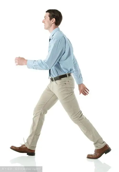 一个快乐的商人的侧面行走