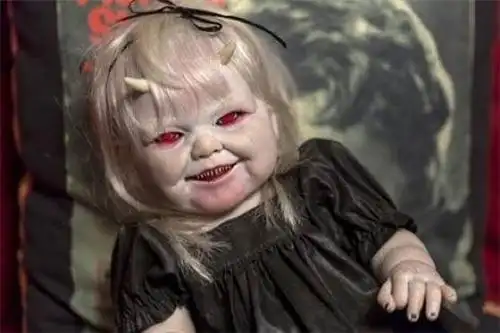 妹妹背着洋娃娃鬼片 地铁上的恐怖洋娃娃