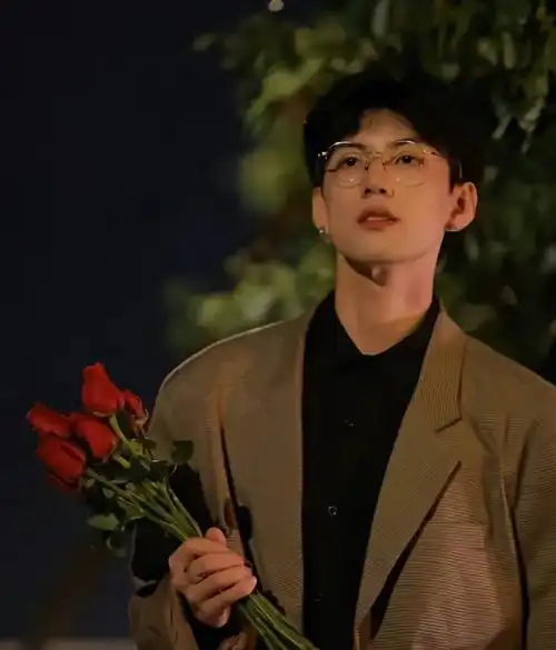 手捧鲜花气质男头