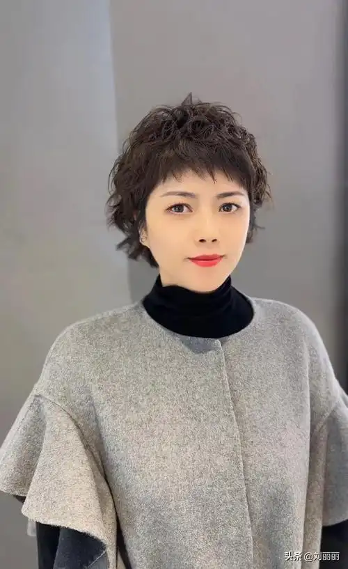 女人过了50岁,最火的还是剪短发,利落时尚有气质