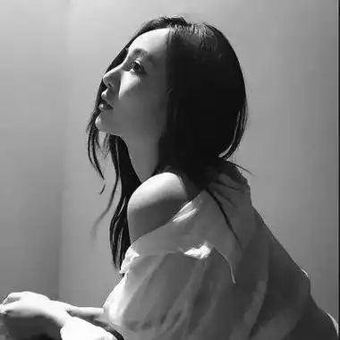 黑白00后女生头像高冷侧面