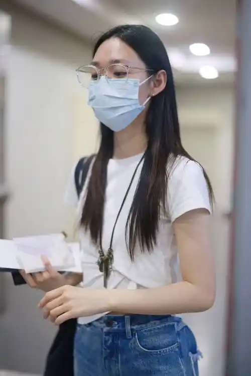 段奥娟现身虹桥机场白tee搭配牛仔裤休闲舒适