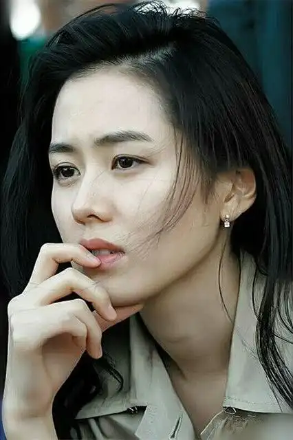 称号归年轻时的孙艺珍所有,不过现在孙艺珍已经成为了"国民漂亮姐姐"