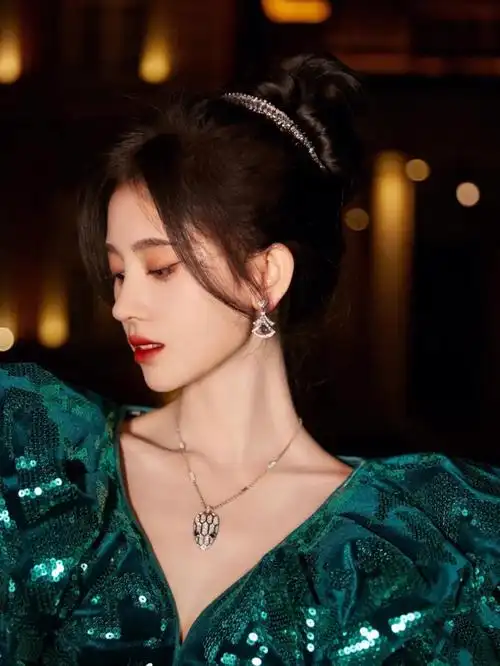 鞠婧祎丨墨绿珠光鱼尾裙