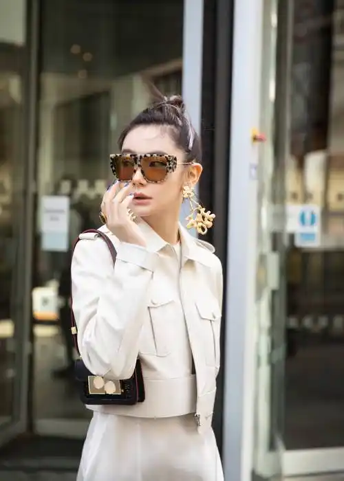 戚薇出席时装周状态不佳引热议!