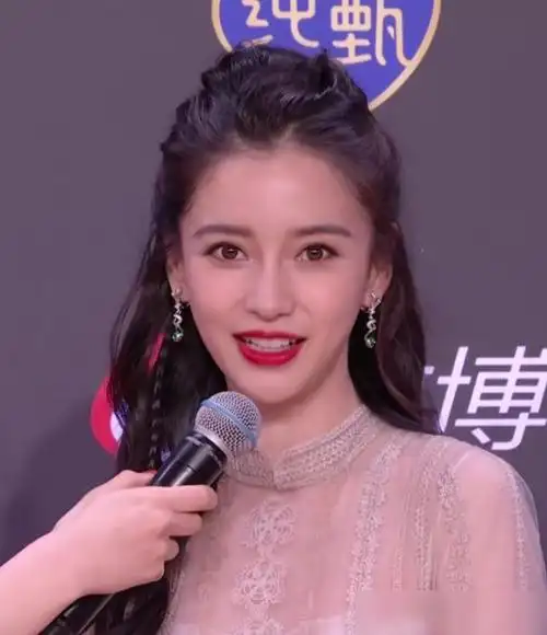 杨颖不愧是内娱颜值天花板!被怼脸拍照毫无瑕疵,天然脸就是优越