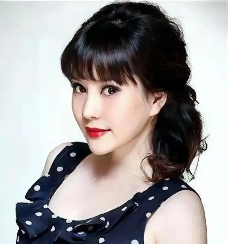 侯耀文去外地拍戏,不放心小他20岁的娇妻袁茵,于是委托师侄戴志诚多加